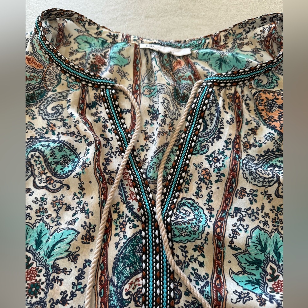 Beautiful sleeveless blouse for work or special occasions.